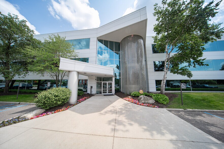 21800 Haggerty Rd, Northville, MI à louer - Photo du bâtiment - Image 3 de 7