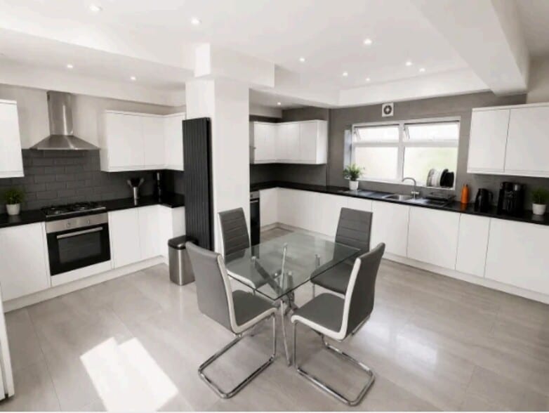 60 Oaklands Park Ave, Ilford for lease - Interior Photo - Image 3 of 11