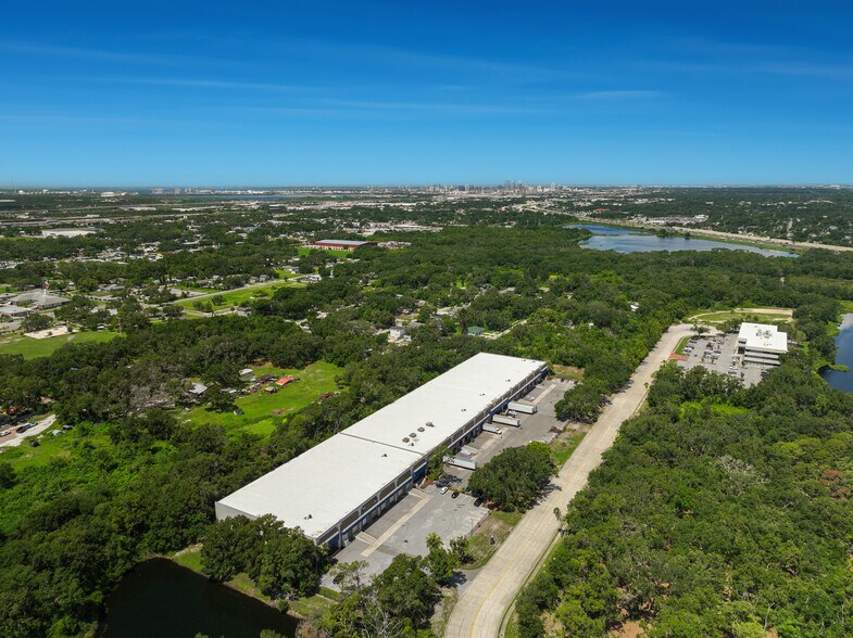 3719 Corporex Park Dr, Tampa, FL à louer - Photo du bâtiment - Image 2 de 7