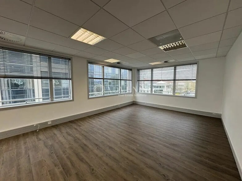 Office in Villepinte for lease - Interior Photo - Image 1 of 8