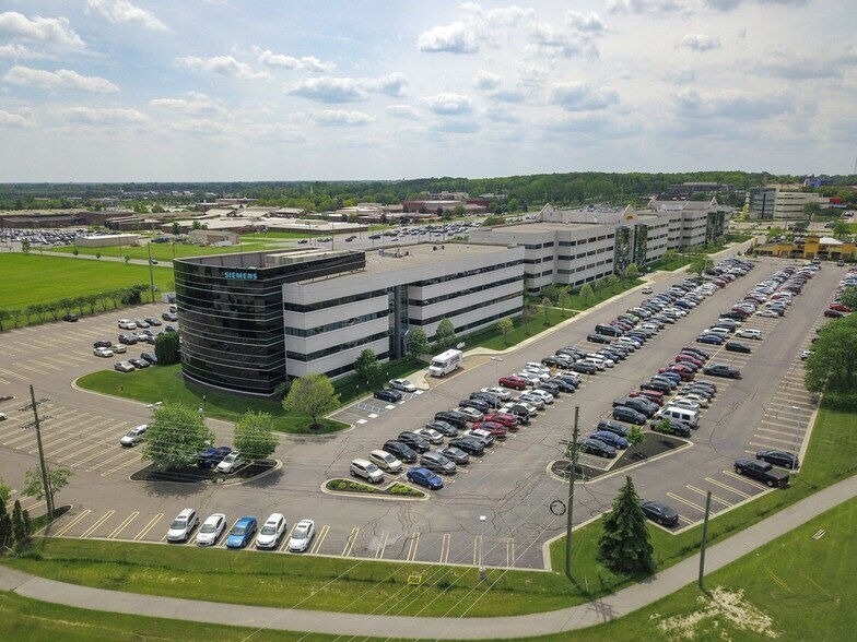 38705 7 Mile Rd, Livonia, MI à louer - Photo principale - Image 3 de 20