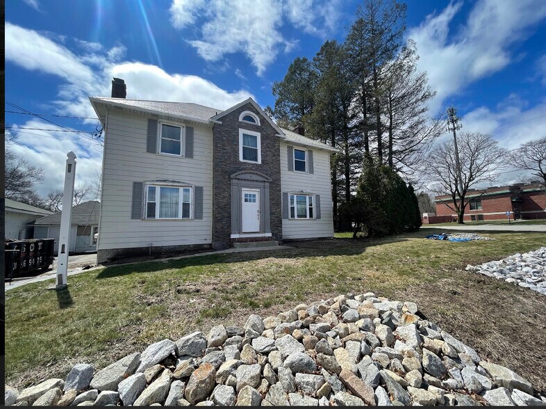 581 Smithfield Rd, North Smithfield, RI à louer - Photo principale - Image 1 de 14