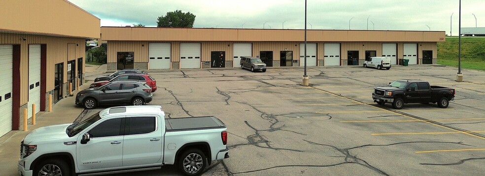 350-370 SW 25th St, Lincoln, NE for lease - Building Photo - Image 2 of 6
