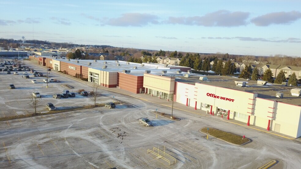 Green Orchard Shopping Center portefeuille de 2 propriétés à vendre sur LoopNet.ca - Photo du bâtiment - Image 3 de 5
