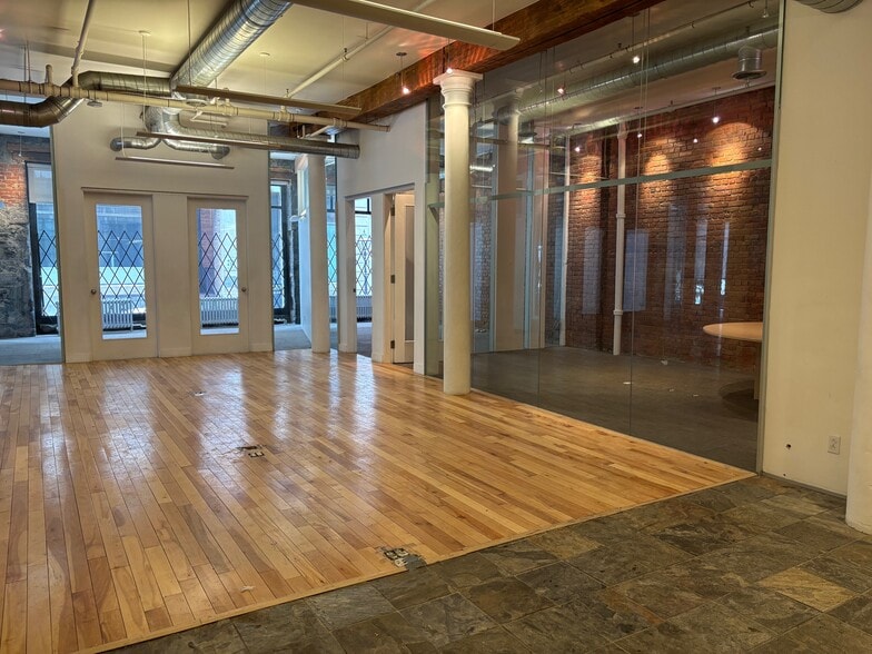 19 Rue Le Royer O, Montréal, QC à louer - Photo intérieure - Image 3 de 9