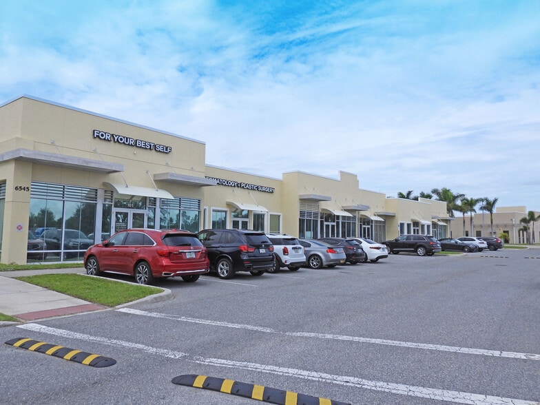 6545 N Wickham Rd, Melbourne, FL à vendre - Photo du bâtiment - Image 2 de 9