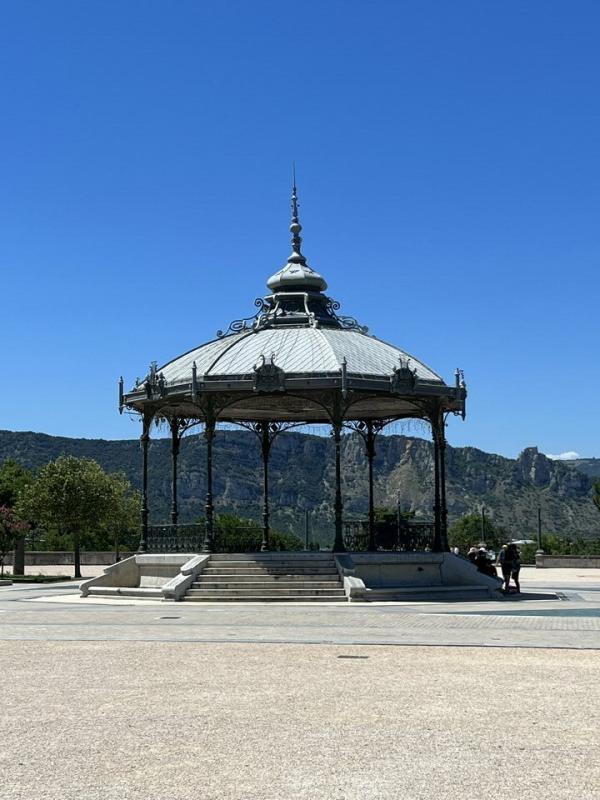 Retail in Valence for sale Building Photo- Image 1 of 2