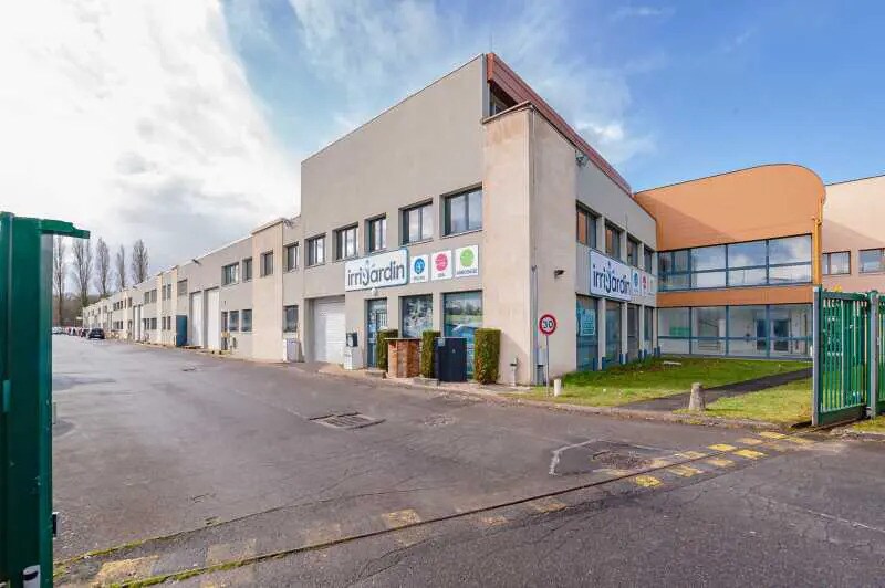 Flex in Émerainville for lease - Building Photo - Image 1 of 5