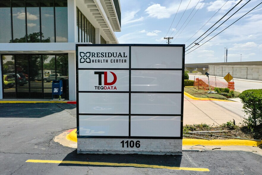 1106 N State Highway 360, Grand Prairie, TX à vendre - Photo du bâtiment - Image 2 de 5