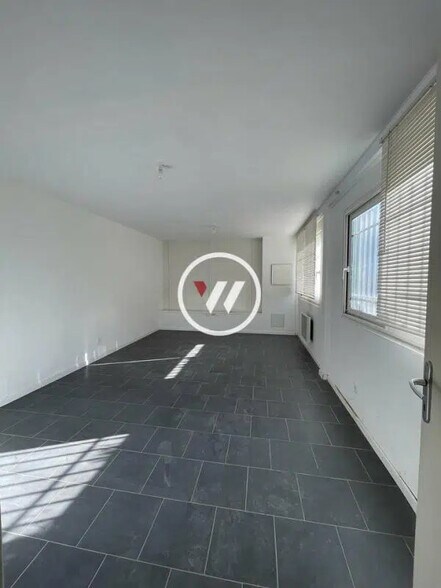 Flex dans Gémenos à louer - Photo du bâtiment - Image 3 de 3