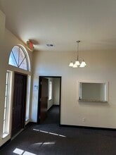 10404 Vineyard Blvd, Oklahoma City, OK for lease Interior Photo- Image 1 of 3
