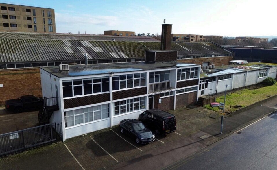 15-23 Greenhill Crescent, Watford à louer - Photo du bâtiment - Image 3 de 3