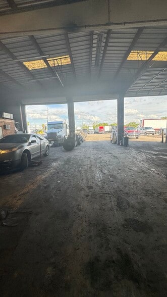 4101 Causeway Blvd, Tampa, FL for lease - Building Photo - Image 2 of 5