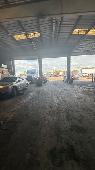 4101 Causeway Blvd, Tampa, FL à louer - Photo du bâtiment - Image 2 de 5