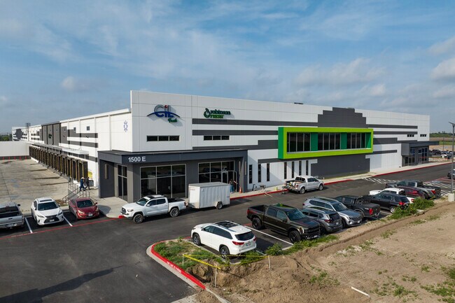 Plus de détails pour Queenstown Park, Pharr, TX - Industriel à louer