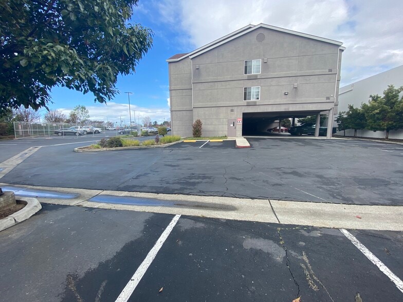 66 Airport Access Rd, Oakland, CA for lease - Primary Photo - Image 1 of 3