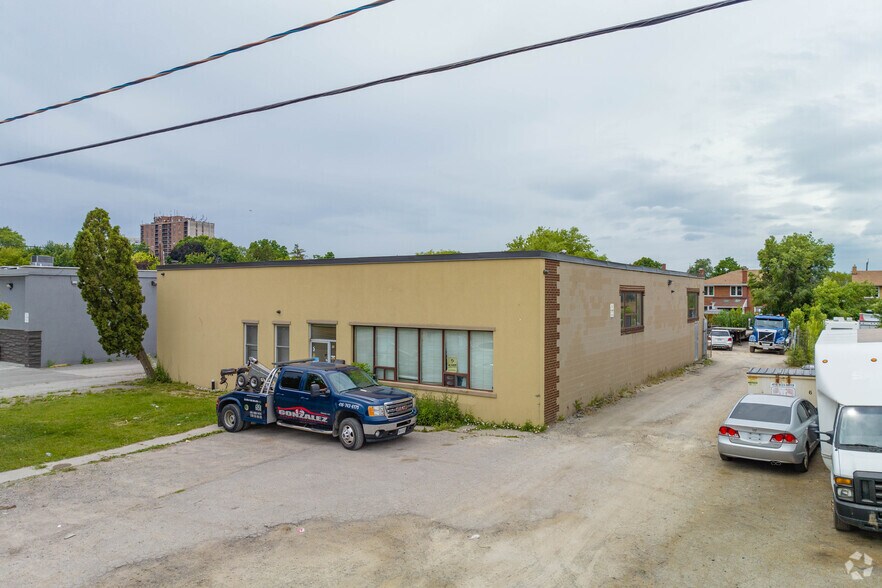32 Rivalda Rd, Toronto, ON à vendre - Photo du bâtiment - Image 1 de 1
