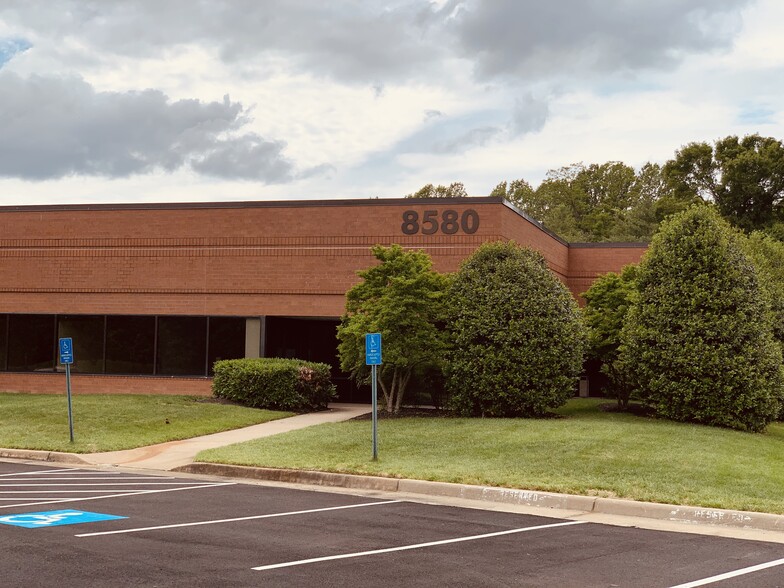 8580 Cinder Bed Rd, Lorton, VA à louer - Photo du bâtiment - Image 1 de 5