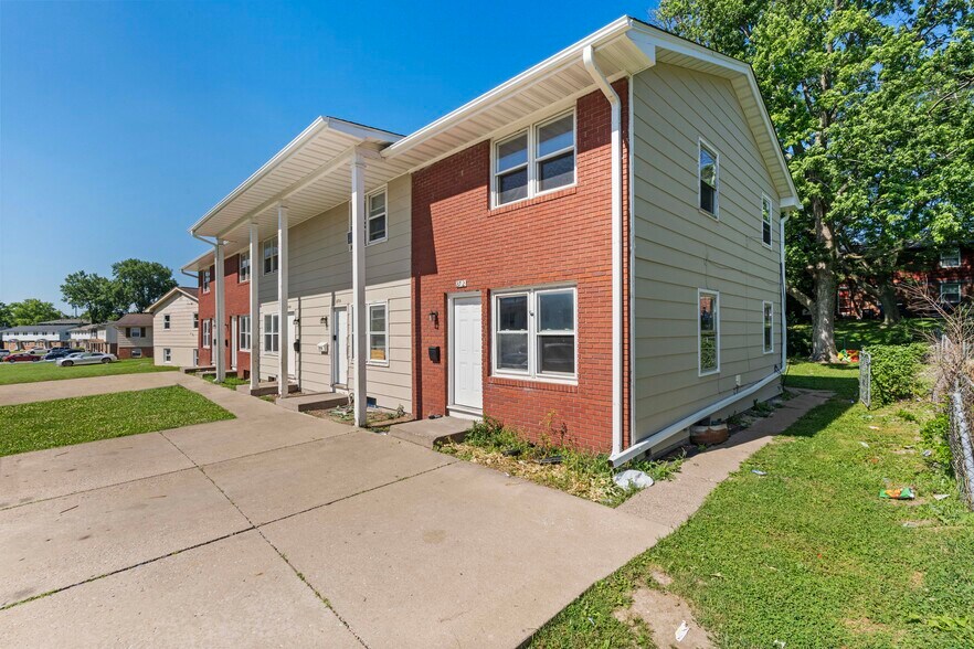 2704-2712 Magnolia Dr, Bettendorf, IA à vendre - Photo du bâtiment - Image 3 de 22