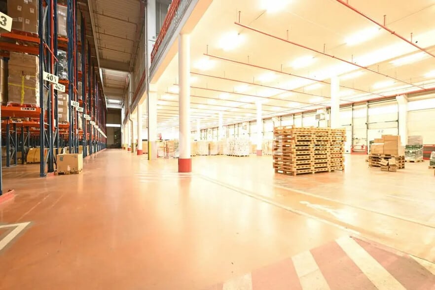 Office in Saint-Quentin-Fallavier for lease - Building Photo - Image 2 of 10