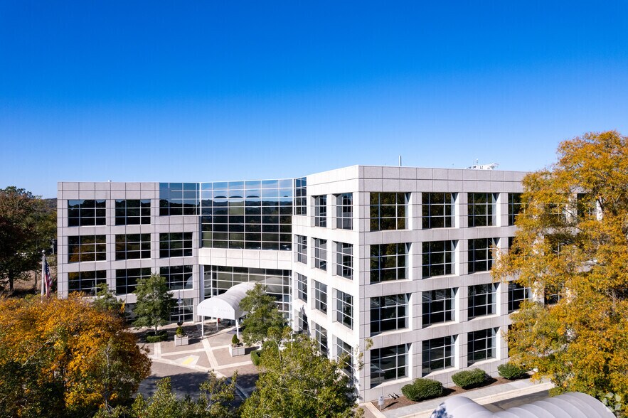 100 Europa Dr, Chapel Hill, NC à louer - Photo du bâtiment - Image 3 de 5