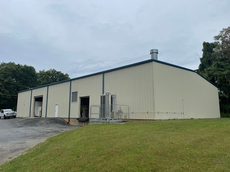 125 W Robin Rd, Elkin, NC à louer - Photo du bâtiment - Image 3 de 8