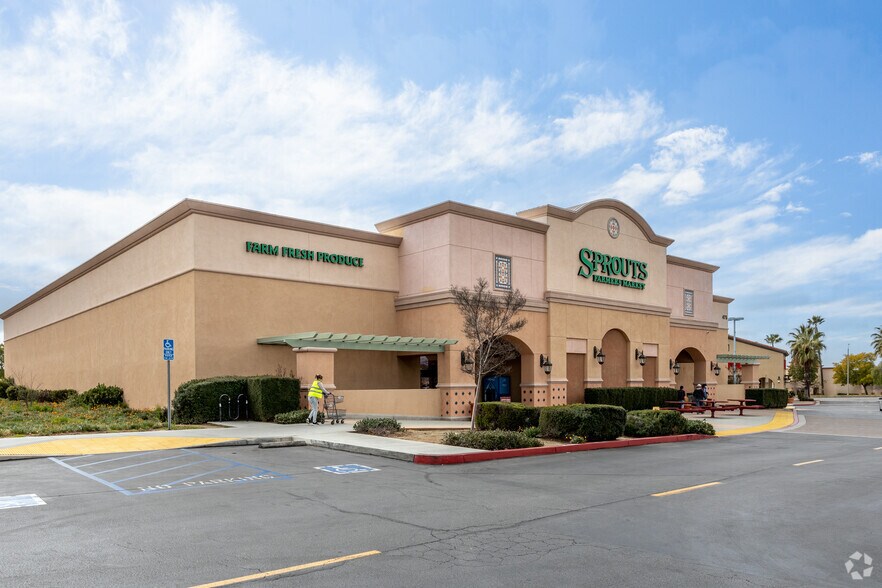 473-499 E Alessandro Blvd, Riverside, CA à louer - Photo du bâtiment - Image 3 de 14