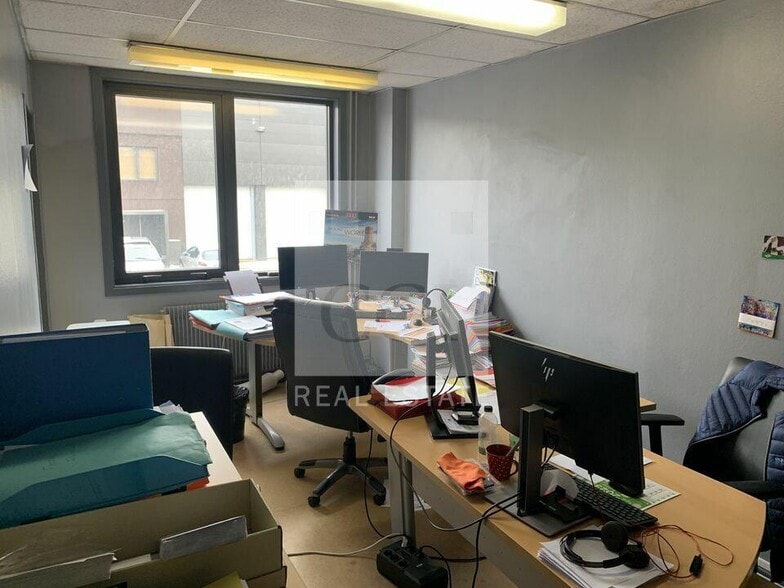 Flex in Dardilly for lease - Interior Photo - Image 3 of 11