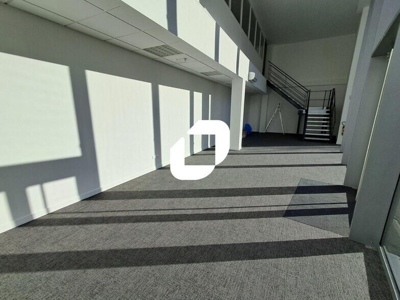 Flex in Tourcoing for lease - Interior Photo - Image 3 of 9