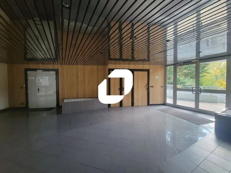 Bureau dans Orsay à louer - Hall d’entrée - Image 3 de 10