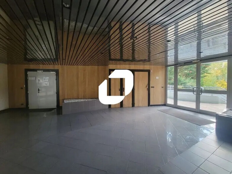 Office in Orsay for lease - Lobby - Image 3 of 10