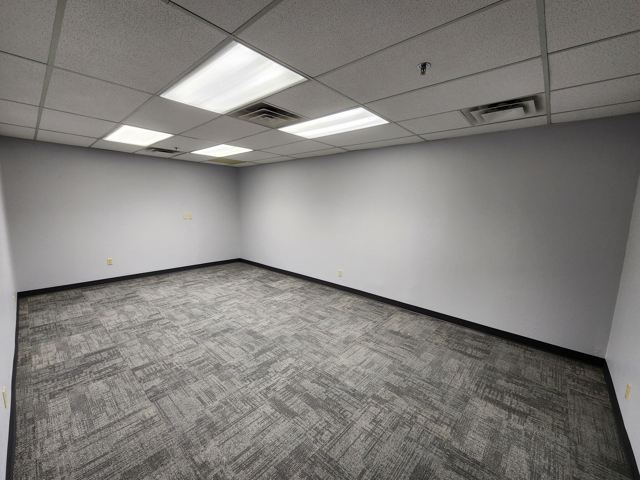 15850 W Bluemound Rd, Brookfield, WI for lease Interior Photo- Image 1 of 2