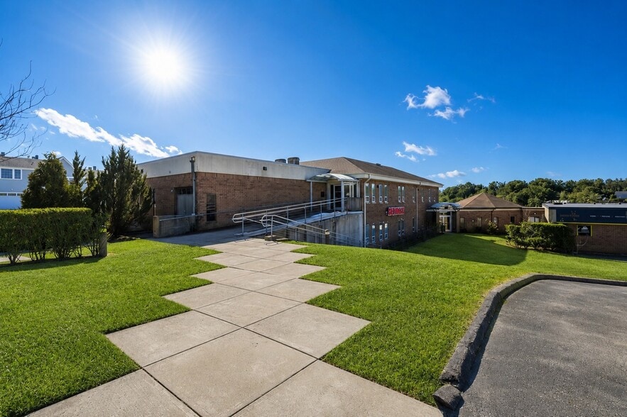 19 John Clarke Rd, Middletown, RI for sale - Building Photo - Image 2 of 56