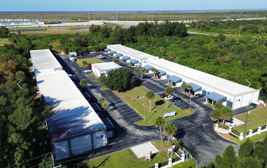 700 S John Rodes Blvd, Melbourne, FL à louer - Photo du bâtiment - Image 3 de 6