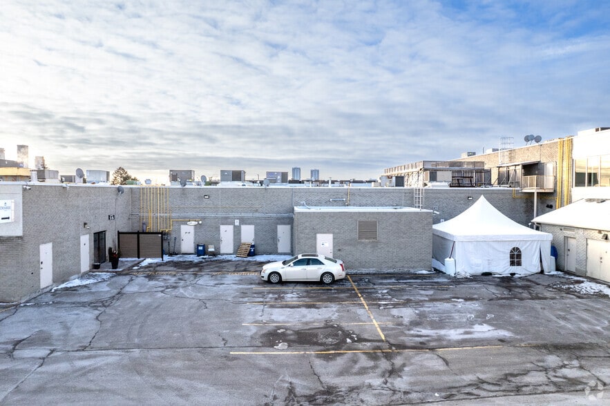 28 Roytec Rd, Vaughan, ON à louer - Photo du bâtiment - Image 2 de 3