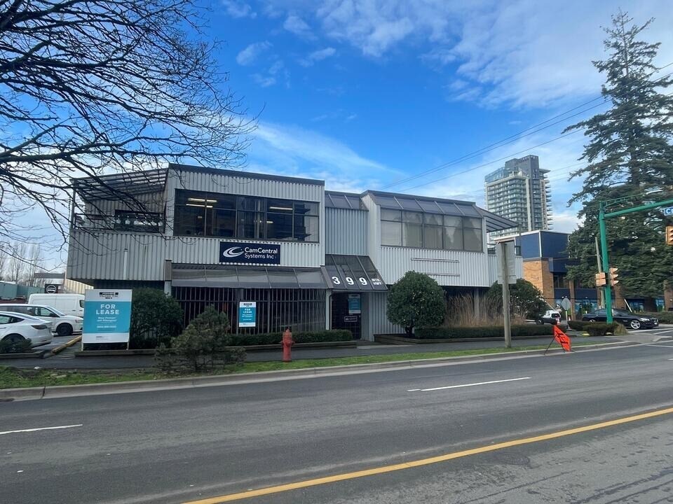 399 Mountain Hwy, North Vancouver District, BC à louer Photo du bâtiment- Image 1 de 4