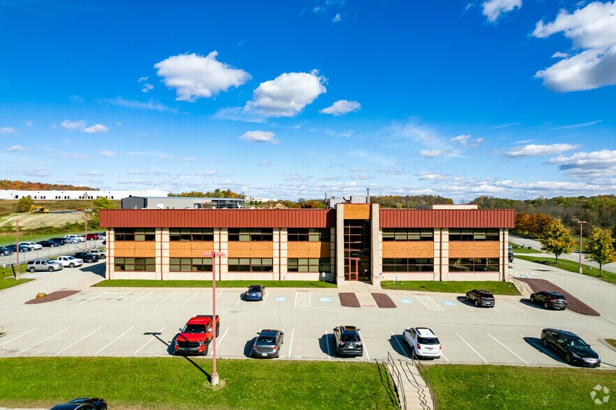 631 Excel Dr, Mount Pleasant, PA à louer - Photo du bâtiment - Image 2 de 13