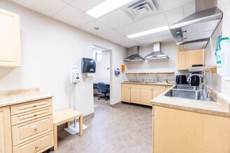 435 Notre Dame Av, Sudbury, ON à louer Photo du bâtiment- Image 2 de 8