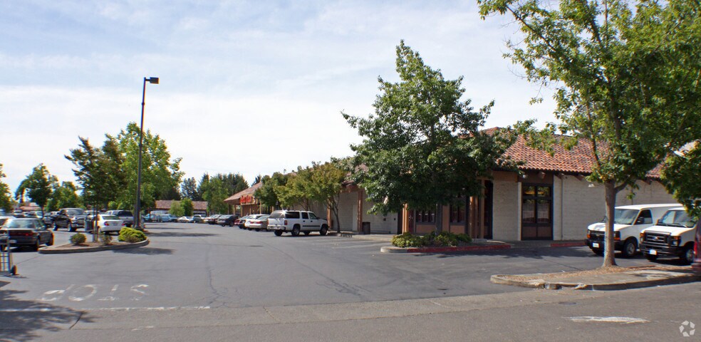 700 Gravenstein Hwy, Sebastopol, CA à louer - Photo du bâtiment - Image 2 de 4