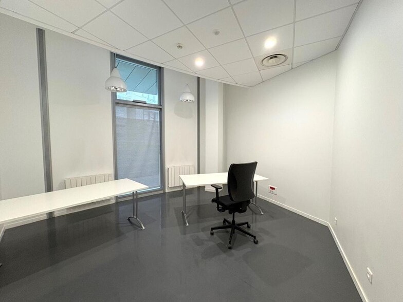 Retail in Saint-Germain-en-Laye for lease - Interior Photo - Image 3 of 10