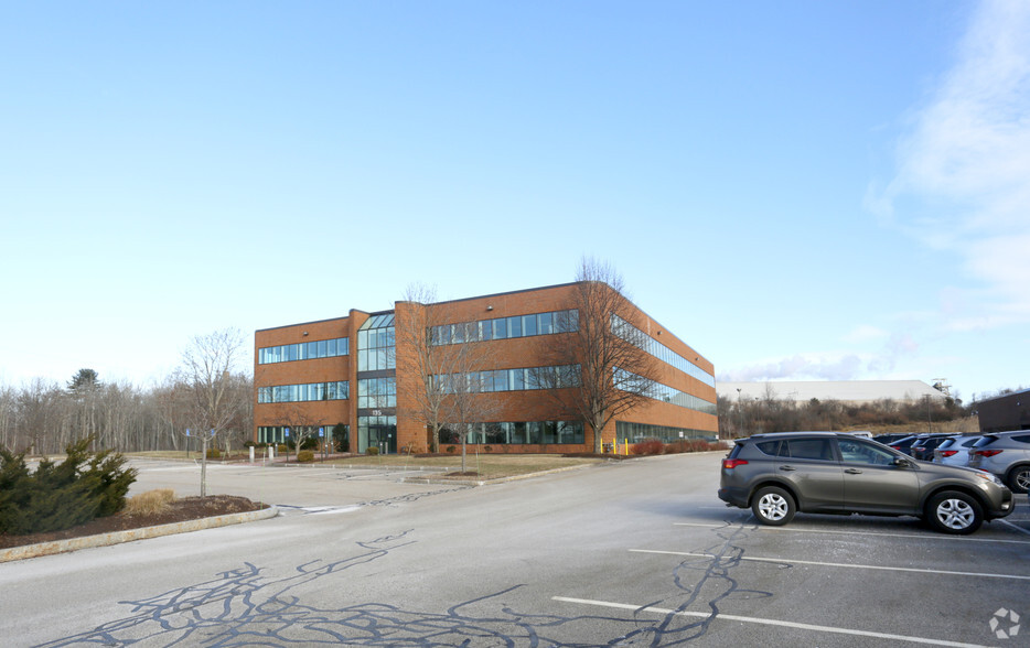 135 Commerce Way, Portsmouth, NH for lease - Primary Photo - Image 1 of 6