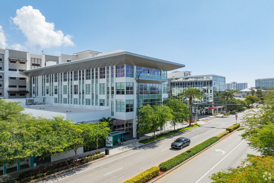 2335 E Atlantic Blvd, Pompano Beach, FL à louer - Photo du bâtiment - Image 3 de 13