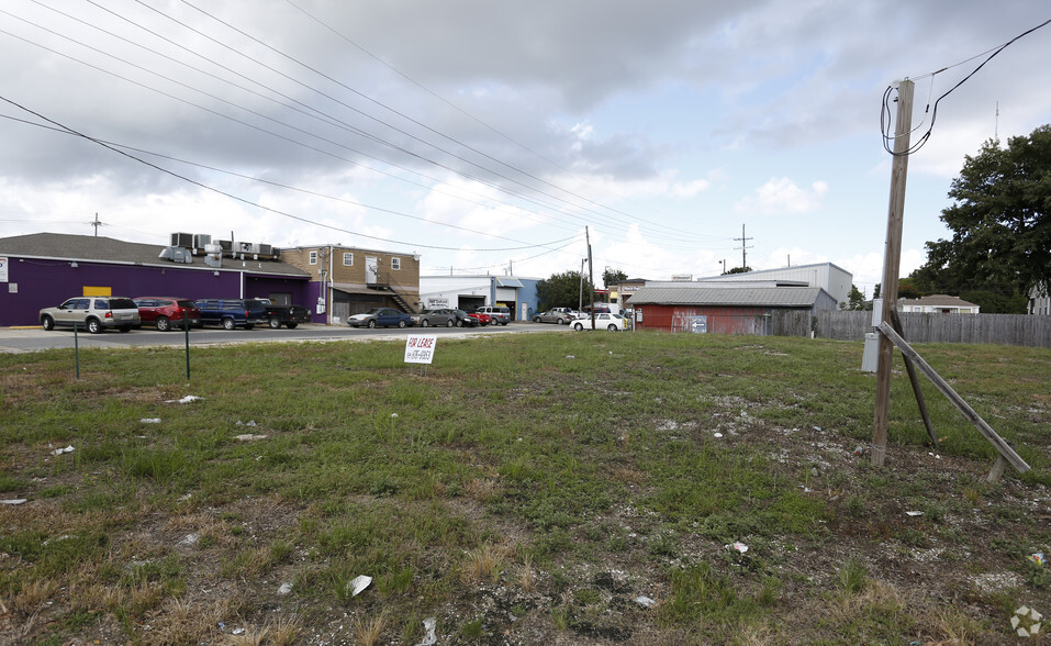 201-203 E Judge Perez Dr, Chalmette, LA for lease - Building Photo - Image 2 of 2