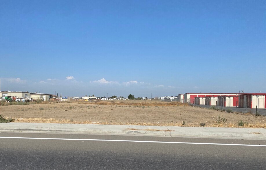 1152 N Plaza Dr, Visalia, CA à vendre - Photo du bâtiment - Image 1 de 3