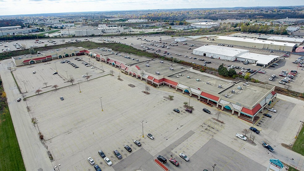8615-8665 W Brown Deer Rd, Milwaukee, WI à louer - Photo du bâtiment - Image 3 de 7