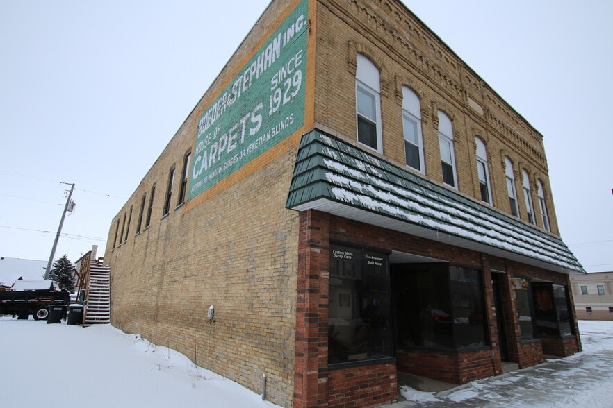 910 Oregon St, Oshkosh, WI à vendre - Photo du bâtiment - Image 2 de 3