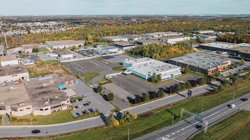 5250 Rue Armand-Frappier, Saint-hubert, QC à louer - Photo du bâtiment - Image 3 de 5