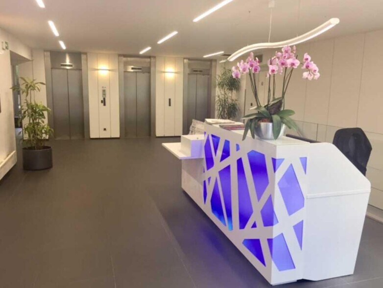 Office in Charenton-le-Pont for lease - Lobby - Image 2 of 5