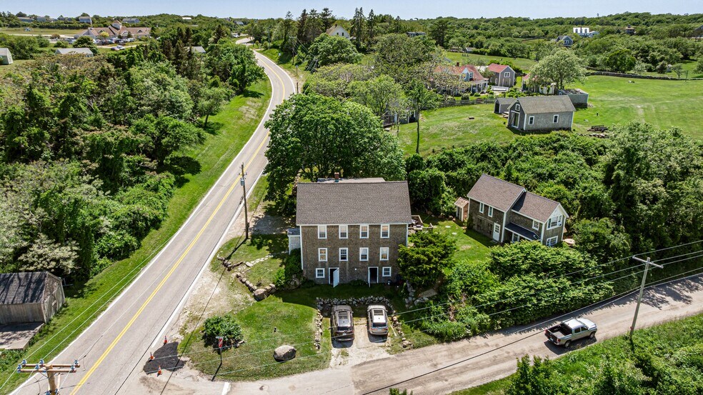 557 Center Rd, New Shoreham, RI à vendre - Photo du bâtiment - Image 2 de 40