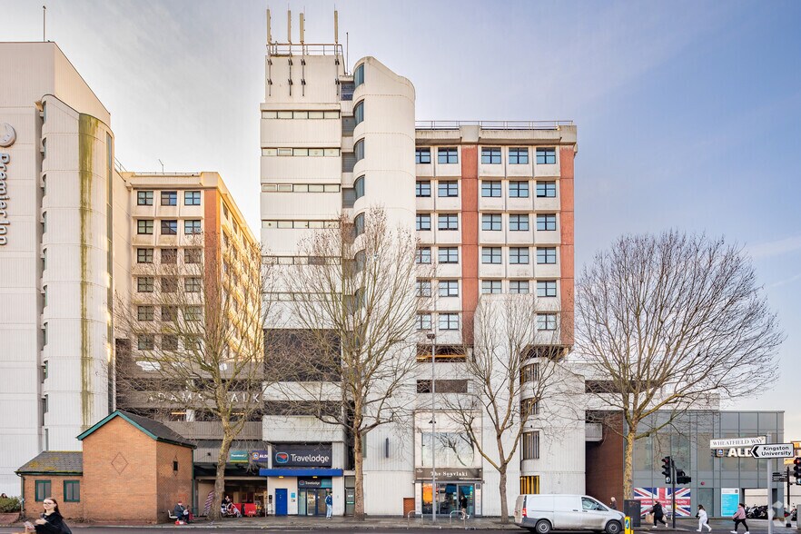 Wheatfield Way, Kingston Upon Thames à louer - Photo principale - Image 1 de 4